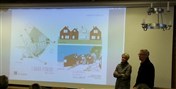 En visionär arkitektritning av Styrsviksområdet. Längst till höger Värmdö kommuns projektledare Clas-Göran Herrgård som nu påbörjat detaljplanen. Foto: Nilla Söderqvist